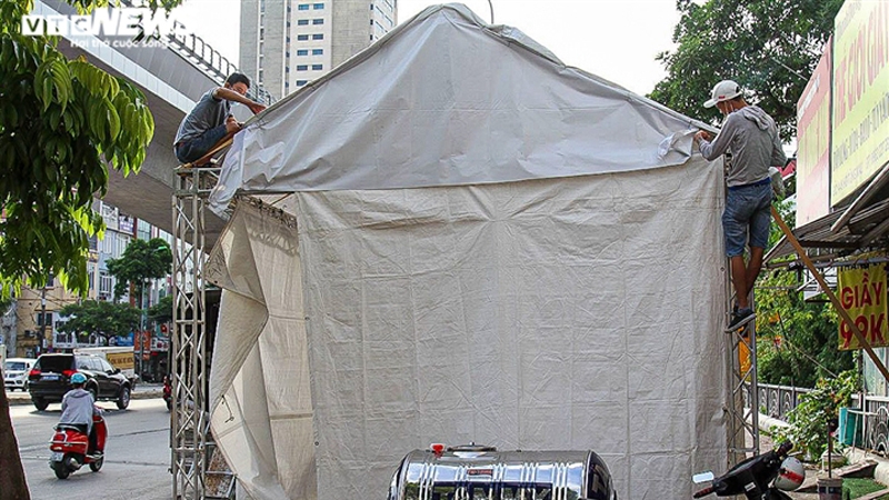 Hanoi police forces lift 39 COVID-19 checkpoints at city gateways